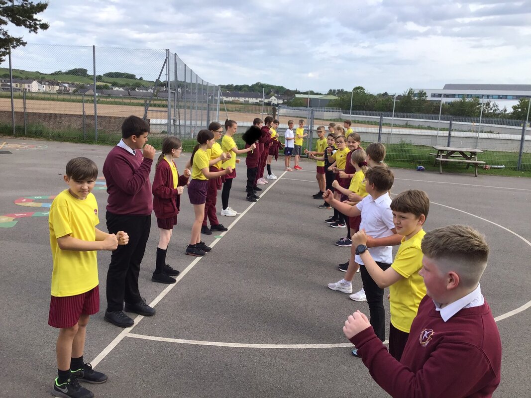 Image of Y6 practise their running technique 