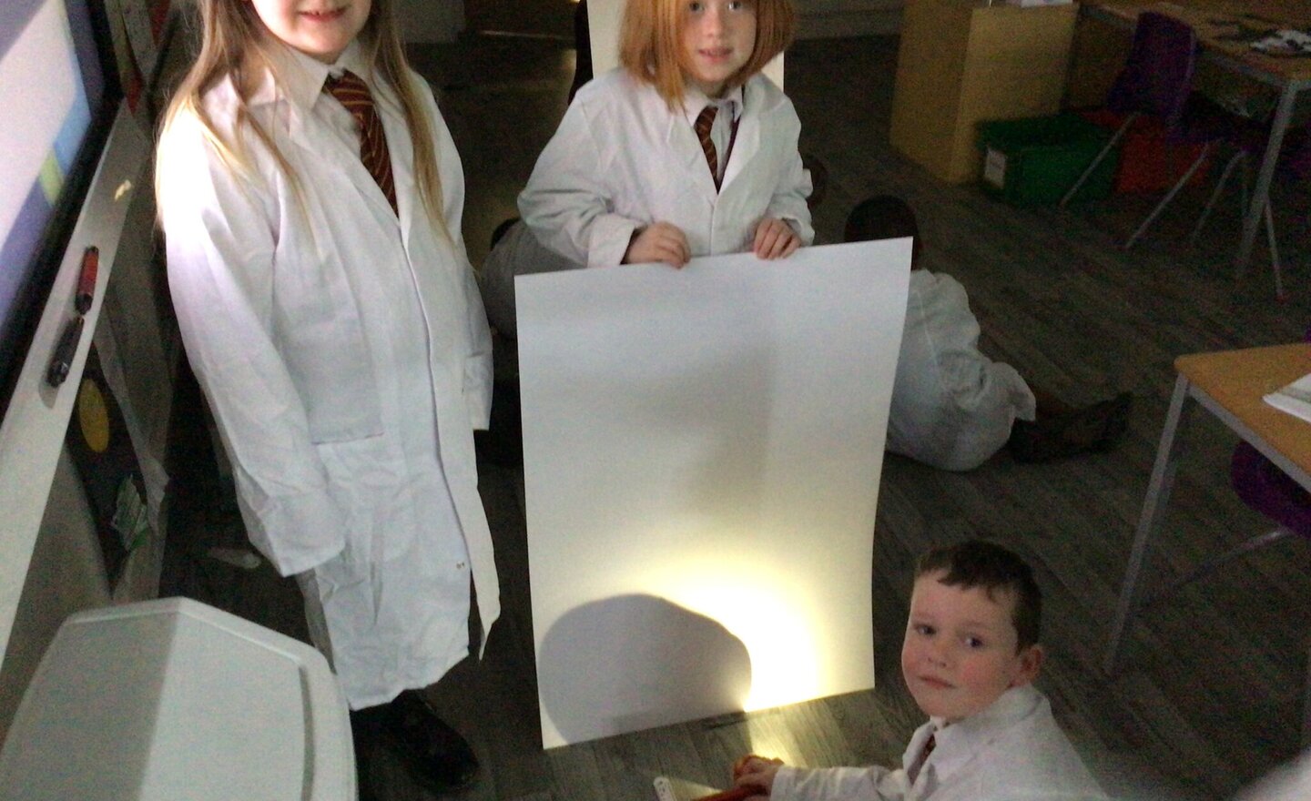 Image of Year 3 Scientists shine a light!